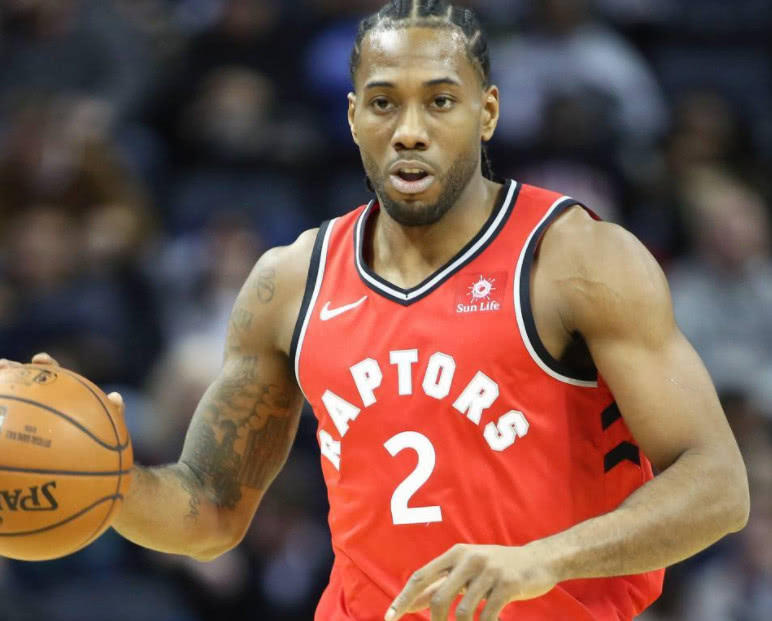 安娜-德-阿玛斯现身F1阿布扎比站挥旗（安娜·德·阿玛斯亮相F1阿布扎比大奖赛挥动方格旗）