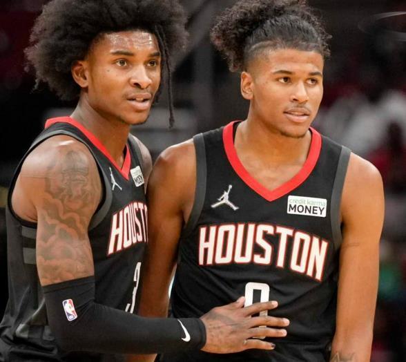 上海女排全锦赛夺冠 山东女排遗憾失利（上海女排捧得全锦赛冠军 山东女排抱憾落败）