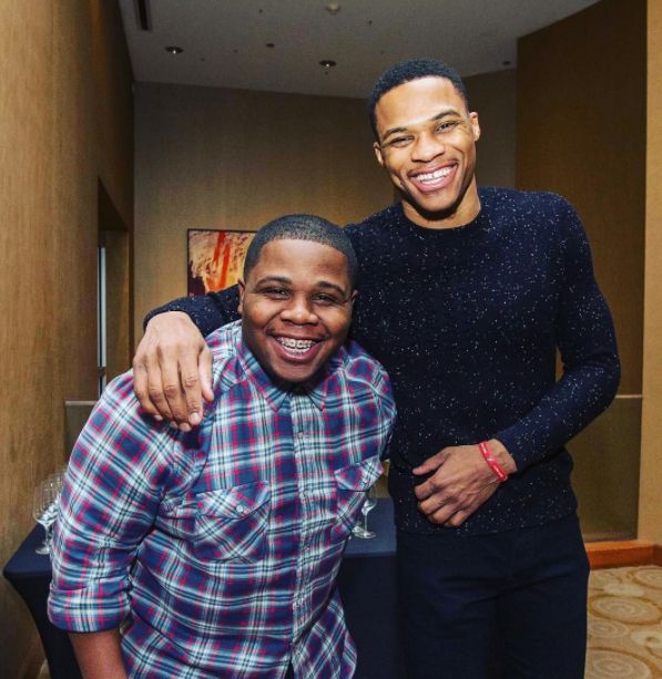 美因茨官方：谴责球迷袭警行为；祝愿受伤警官早日康复（美因茨官方声明：严厉谴责球迷袭警，祝受伤警官早日康复）