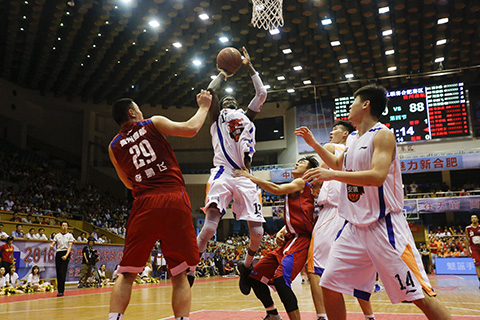 埃贝尔：下半场拜仁有点放松了？因为脑子里想着与巴黎的比赛（埃贝尔：拜仁下半场略显松懈，或因提前分心巴黎之战）