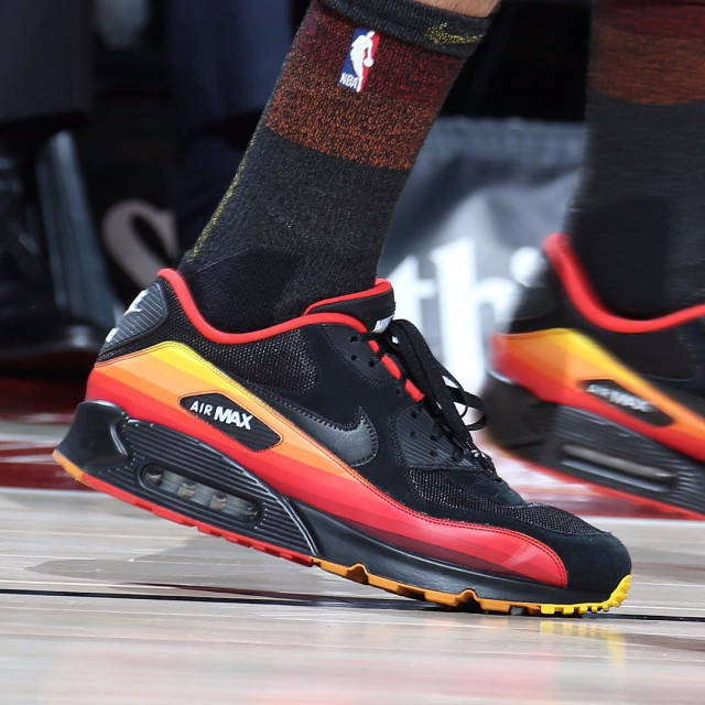 阿隆索在皇家马德里时间已经不多齐达内和阿尔韦罗亚正等着他上场（阿隆索在皇马的时间进入倒计时，齐达内和阿韦罗亚正等他登场）